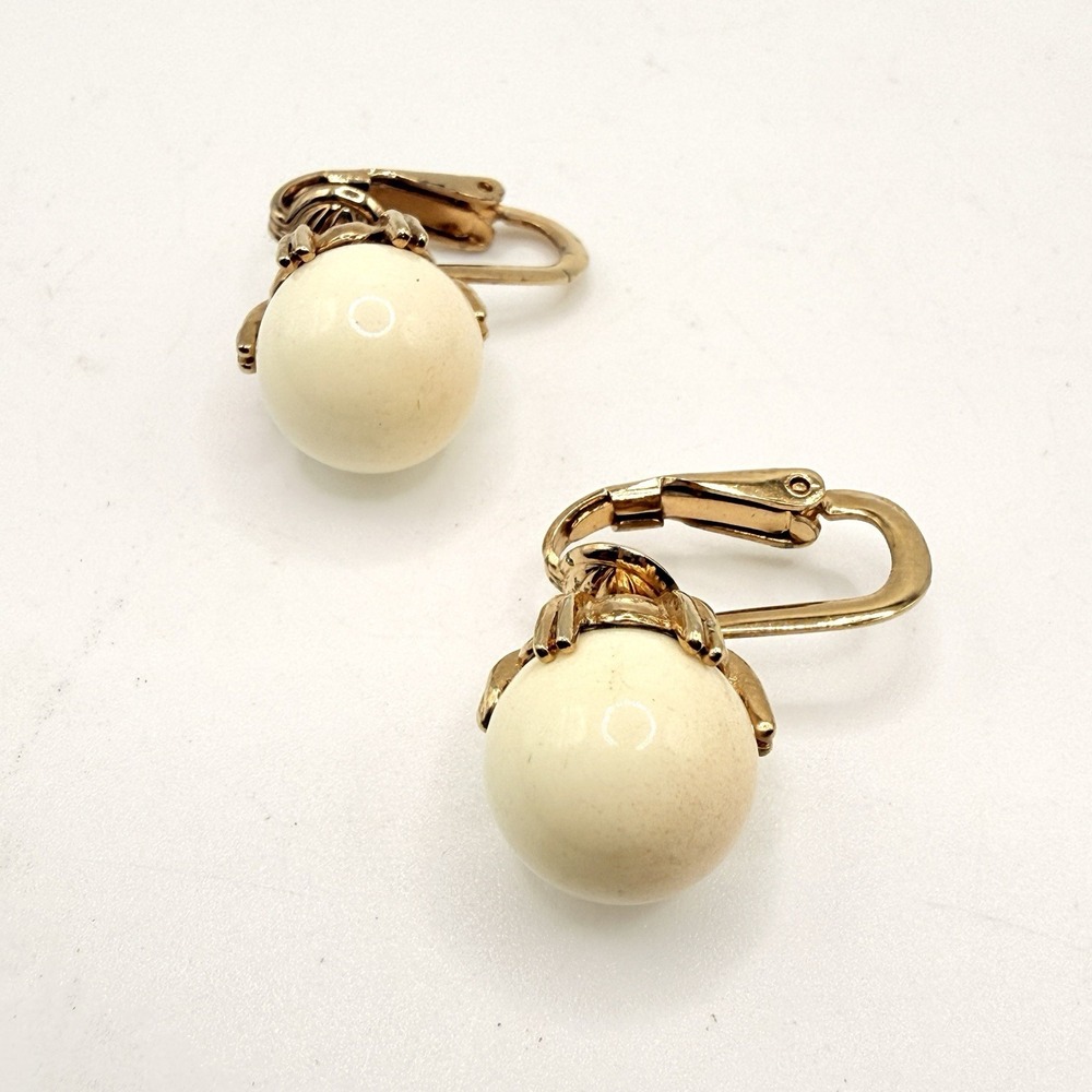 Vintage Signed Ciner Gold Tone Off White Bead Clip On Classic Earrings